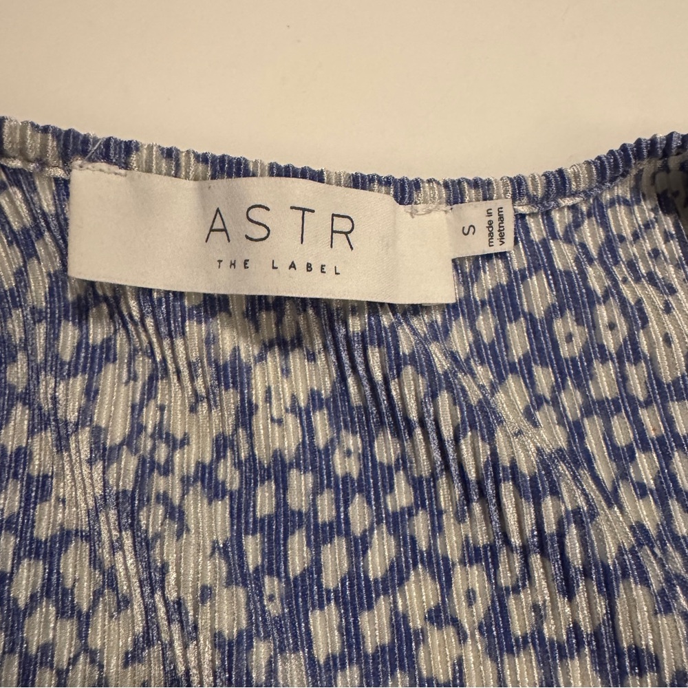 ASTR The Label Blue Floral Wrap Blouse Flutter Sleeve - S- EUC - Picture 4 of 7